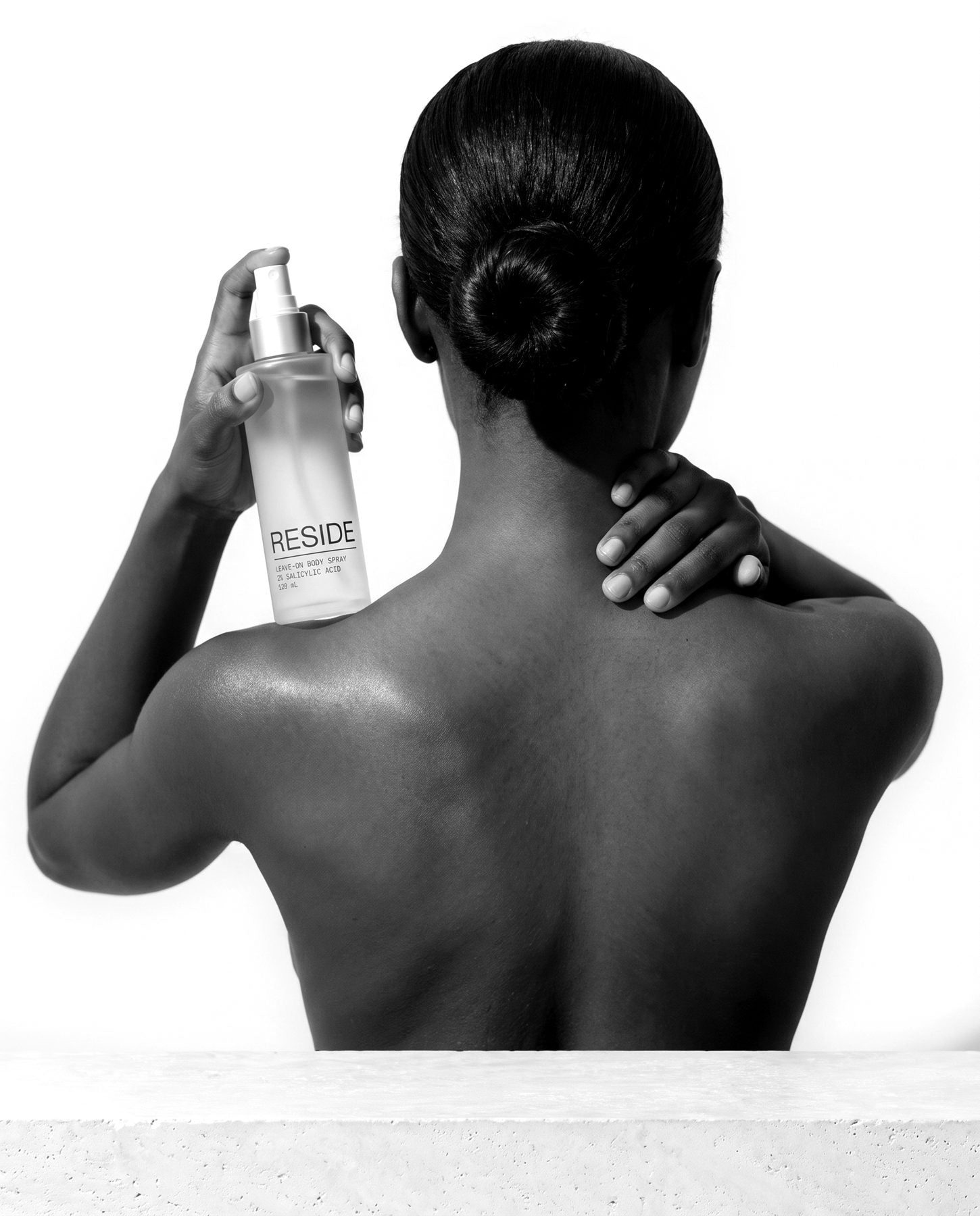 Reaching over the shoulder with the Reside bottle