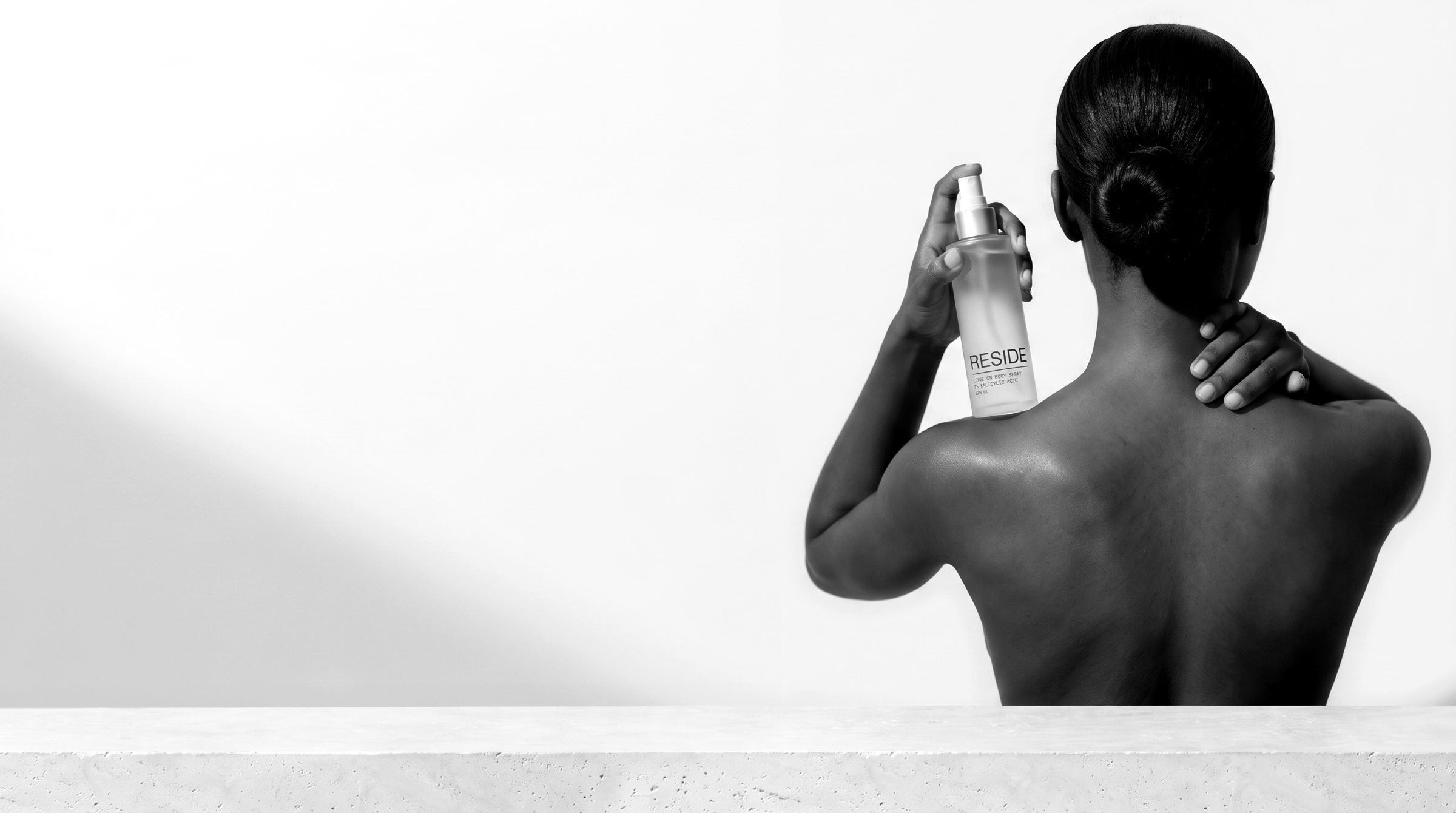 Reaching over the shoulder with the Reside bottle